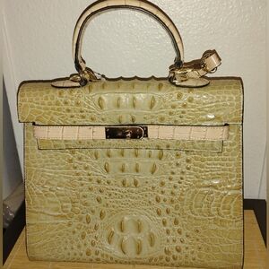Chic Croc-Embossed Satchel Handbag in Pale Yellow